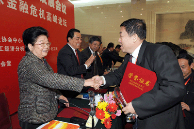 人大常委會(huì)副委員長(zhǎng)，全國(guó)婦聯(lián)主席：顧秀蓮為我司董事長(zhǎng)、總經(jīng)理：黃毅頒獎(jiǎng)
